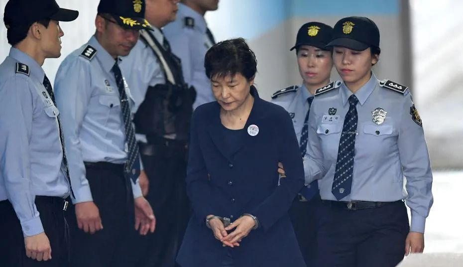 资料图:朴槿惠被押送至首尔中央地方法院,接受公审。