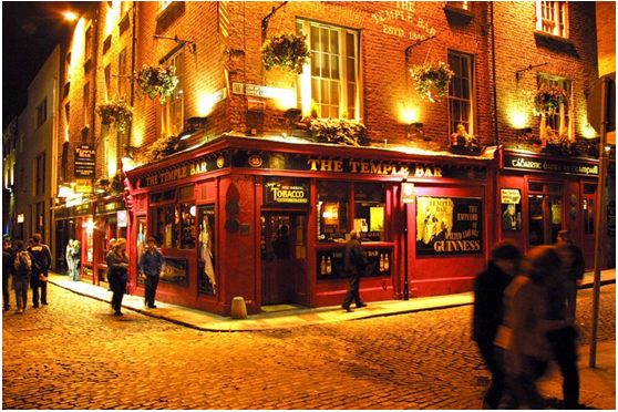爱尔兰都柏林圣殿酒吧(temple bar)(图片由爱尔兰旅游局提供)