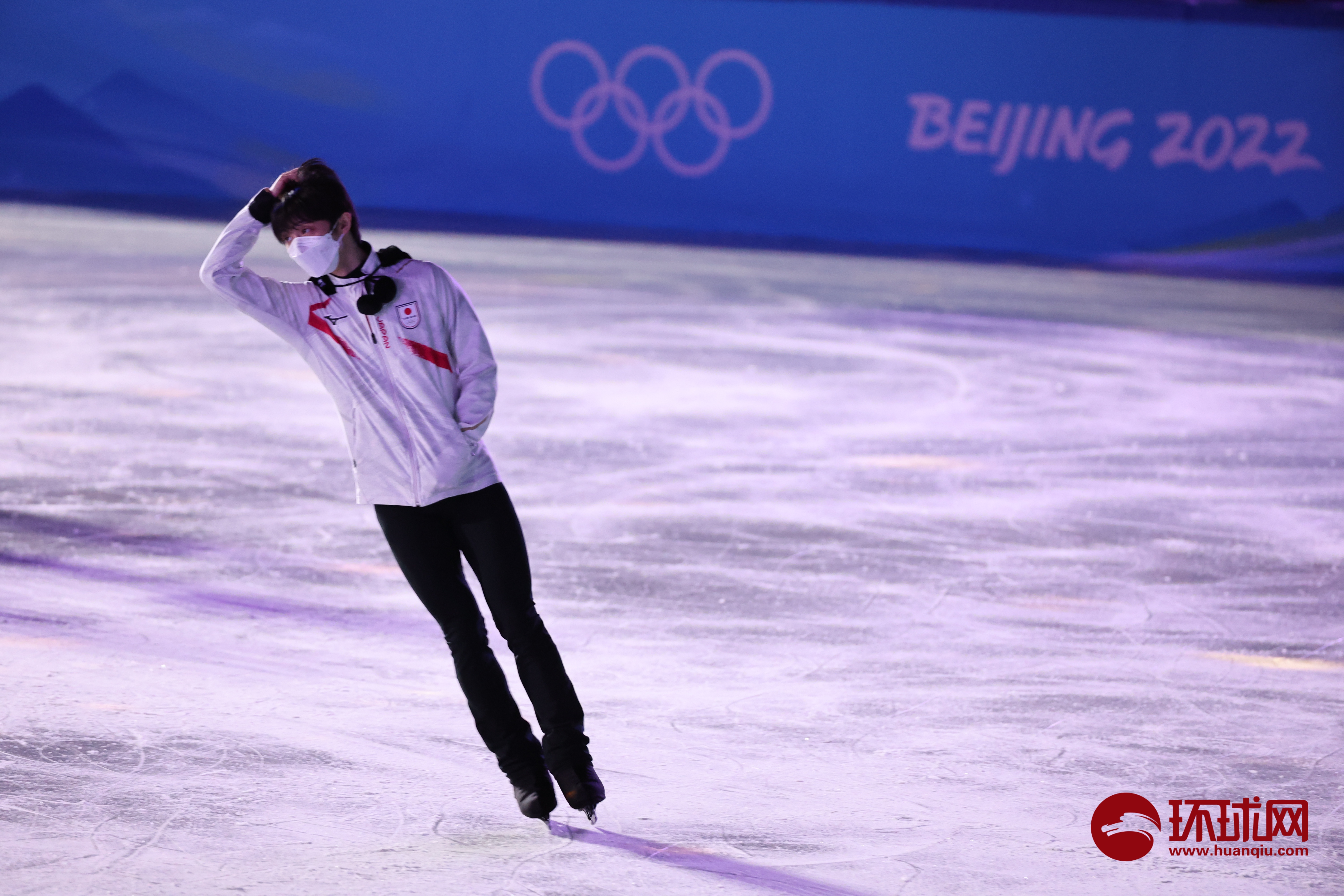 羽生結弦戴冰墩墩帽子亮相首都體育館冰場為花滑表演賽做準備