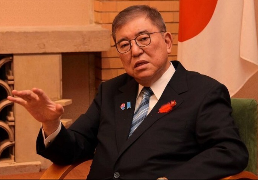 石破茂10月11日在首相公邸接受采访。图自《日本海新闻》