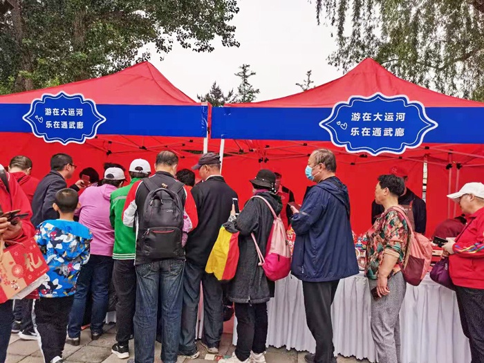 市民在活动现场参观