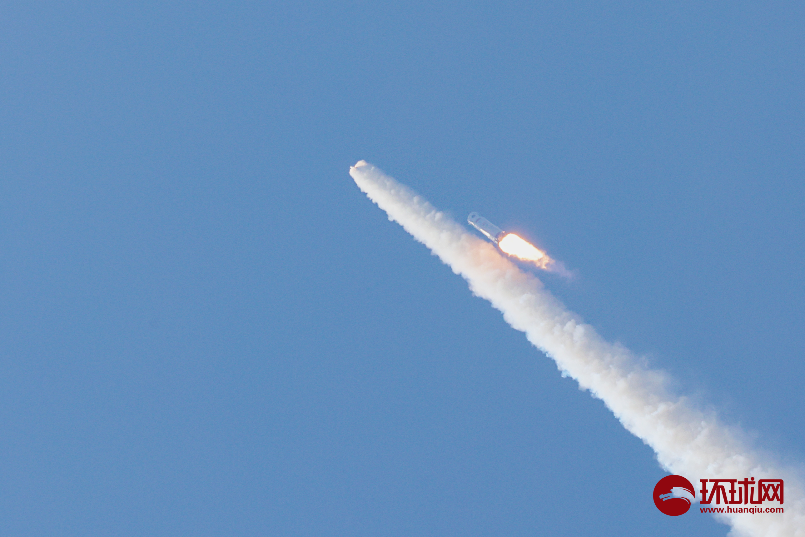 到达飞船最大动压逃逸条件,飞船接收火箭发出的逃逸指令,成功实施分离逃逸。 拍摄:樊巍