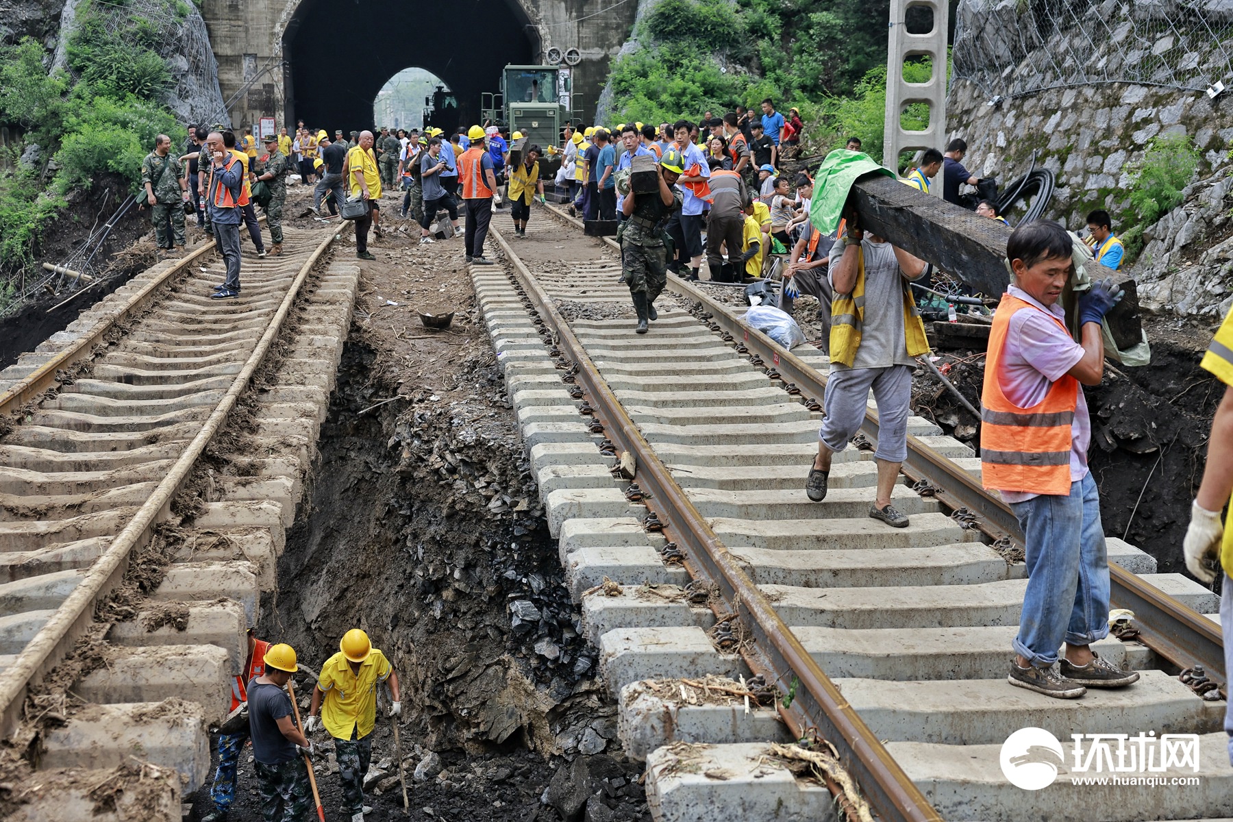 丰沙线34号隧道受泥石流冲击抢修进行中