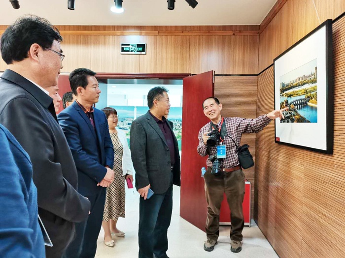 获奖作者向参观的领导及嘉宾介绍自己的作品