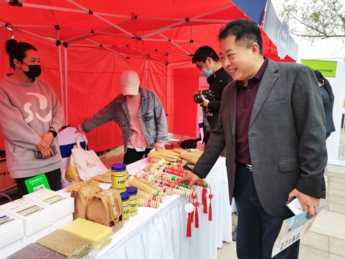 活动现场，通州区文化和旅游局领导了解文化惠民政策落实情况