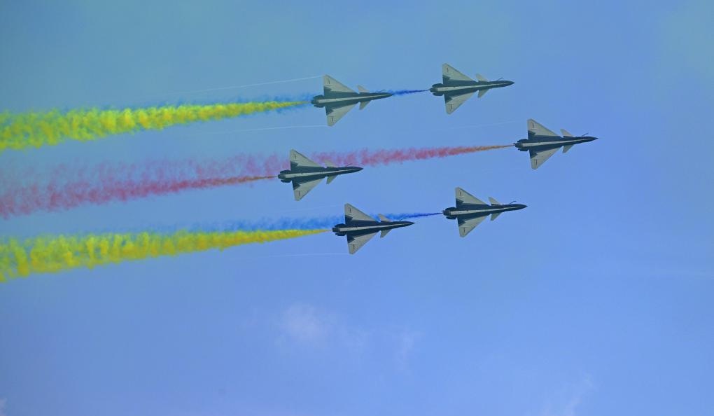 2月7日,在新加坡樟宜展览中心,中国空军八一飞行表演队进行飞行表演。新华社发(邓智炜摄)