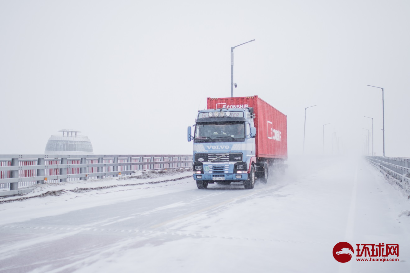 卡车满载俄罗斯商品由黑龙江大桥入境（拍摄：单劼）