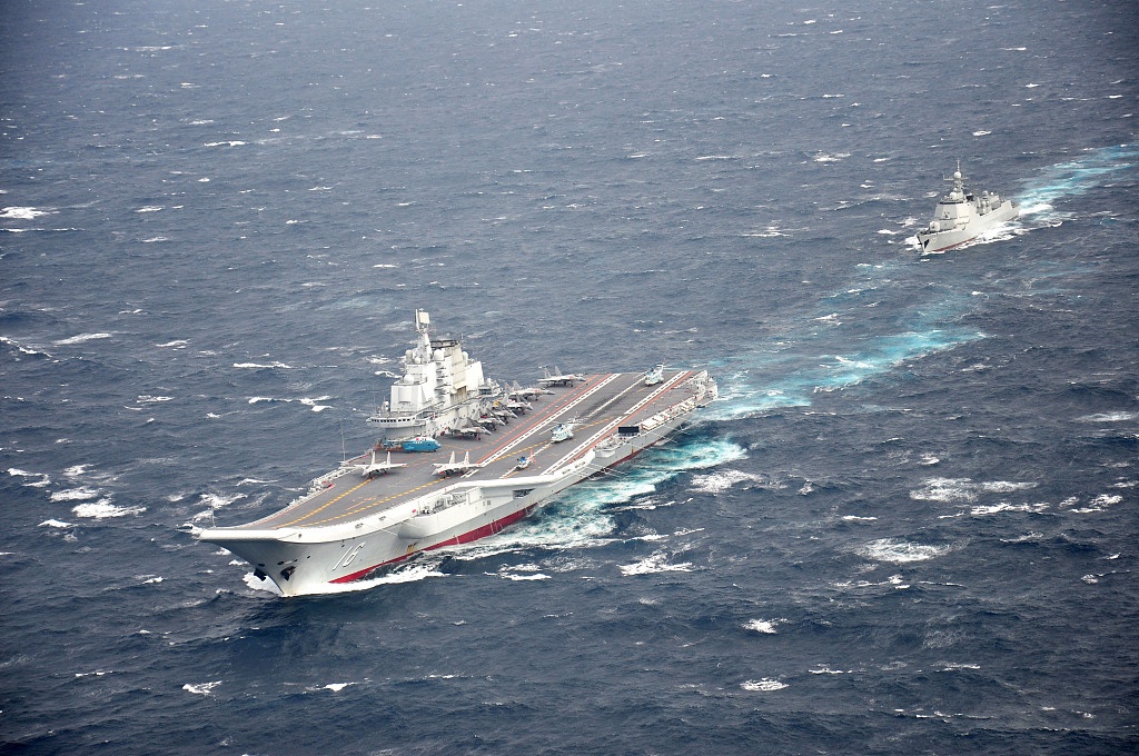 海南三沙:辽宁舰航母编队(视觉中国)