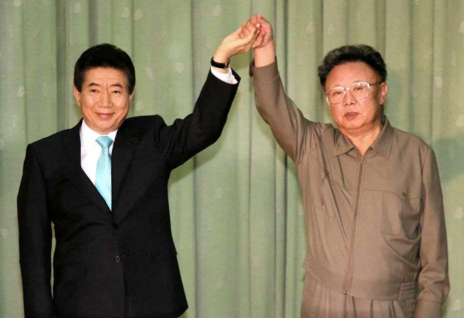 2007年10月4日,韩国总统卢武铉与朝鲜最高领导人金正日会晤,两人签署宣言后高举起手。