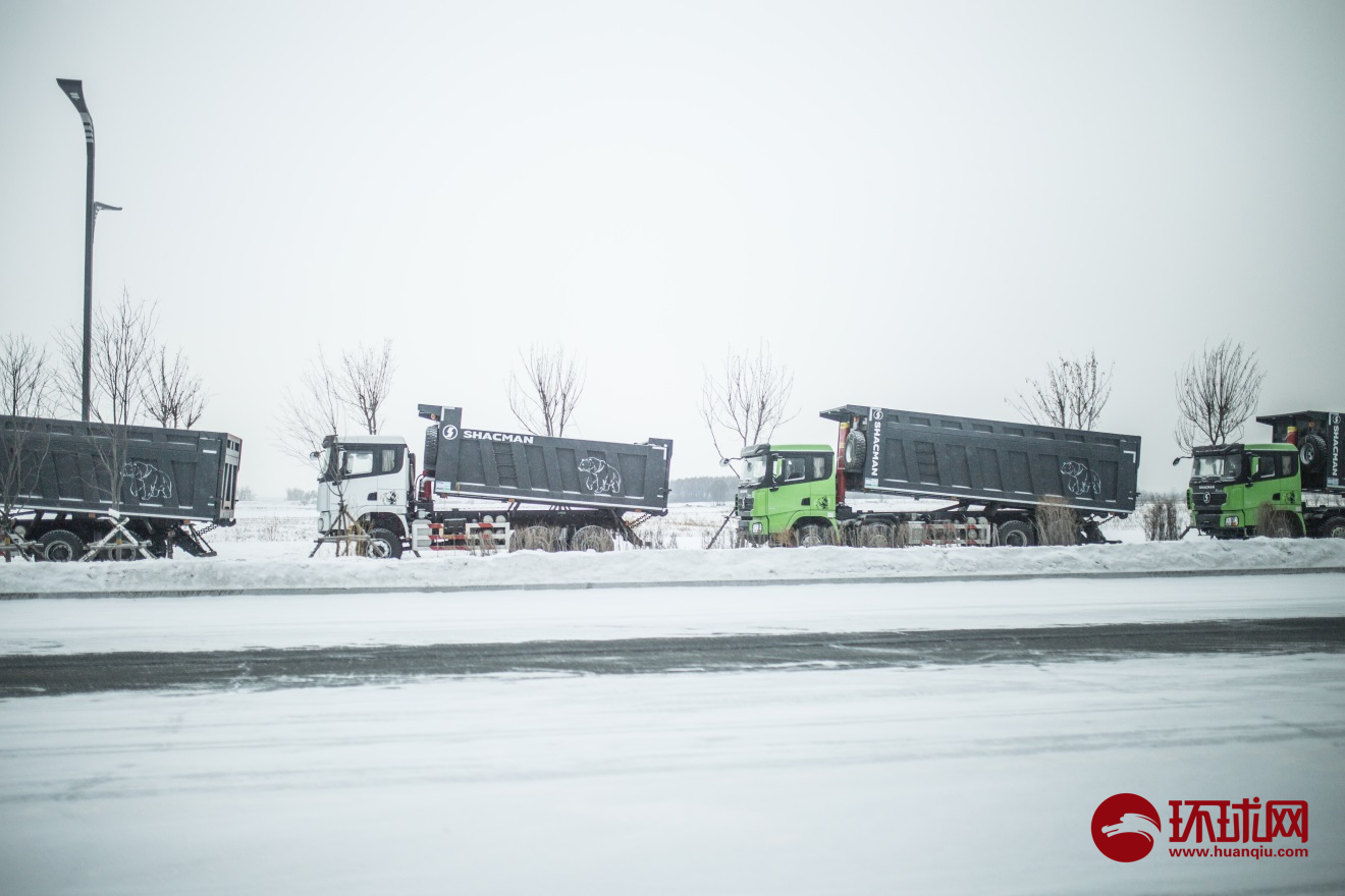 兴边路等候出口的车辆 （拍摄：单劼）