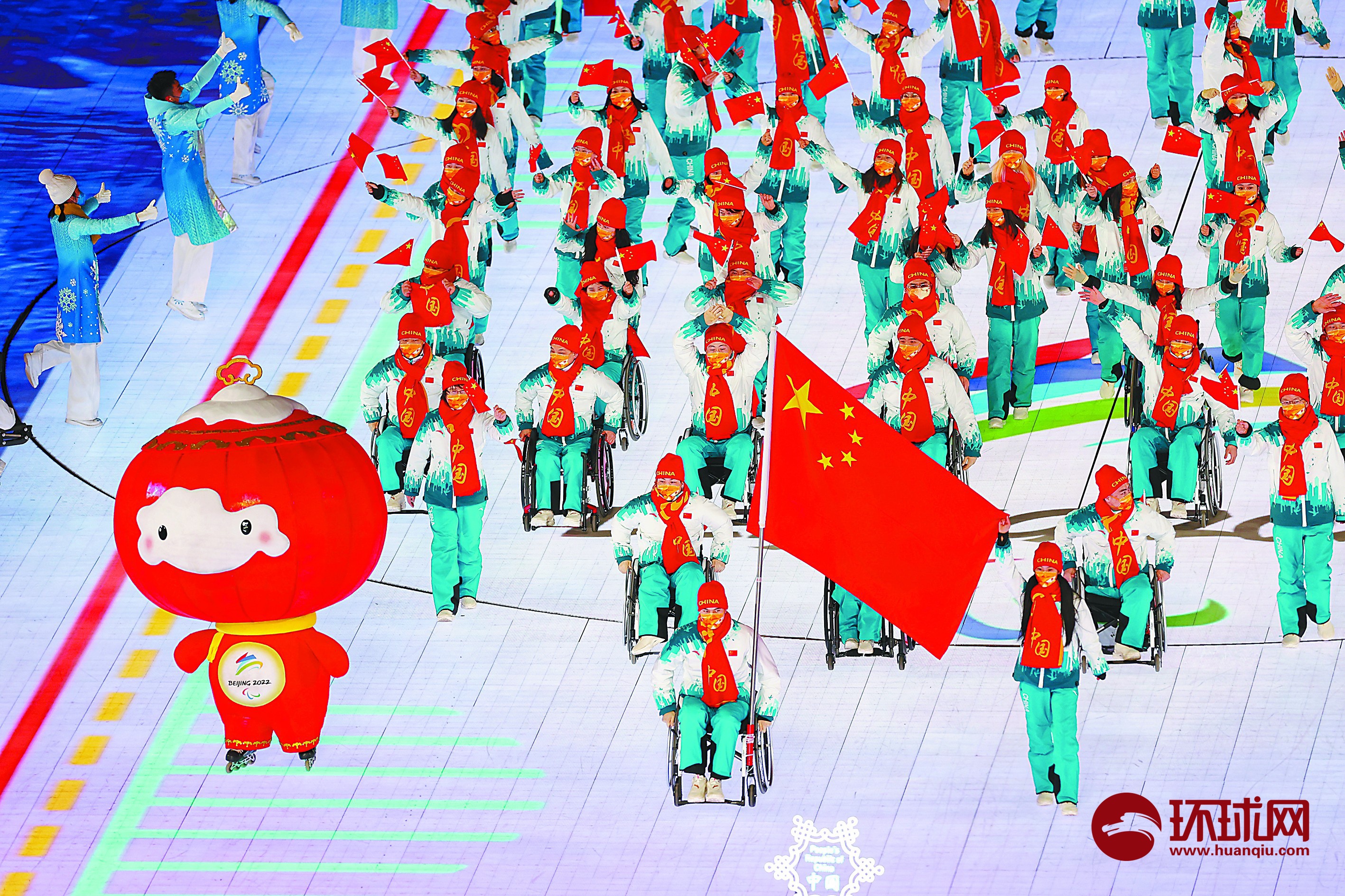 4日晚，北京2022年冬残奥会开幕式在国家体育场举行。这是中国代表团在开幕式上入场。 崔萌 摄