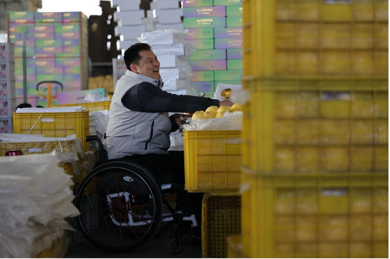 山东赵云超从部队转业后，因意外遭遇车祸导致腰椎爆裂性骨折截瘫，后在淘宝创业卖梨，生意做大后雇用了三名客服，其中就有残疾人。