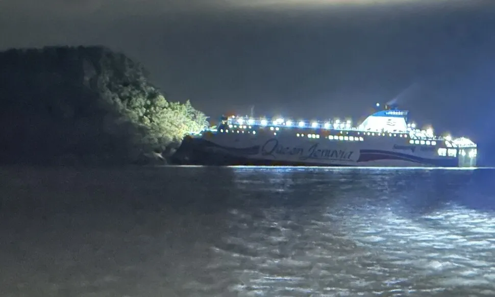 当地时间11月19日晚8时17分许，一艘韩国客轮在全罗南道新安郡长山面长山岛近海触礁。图自韩媒