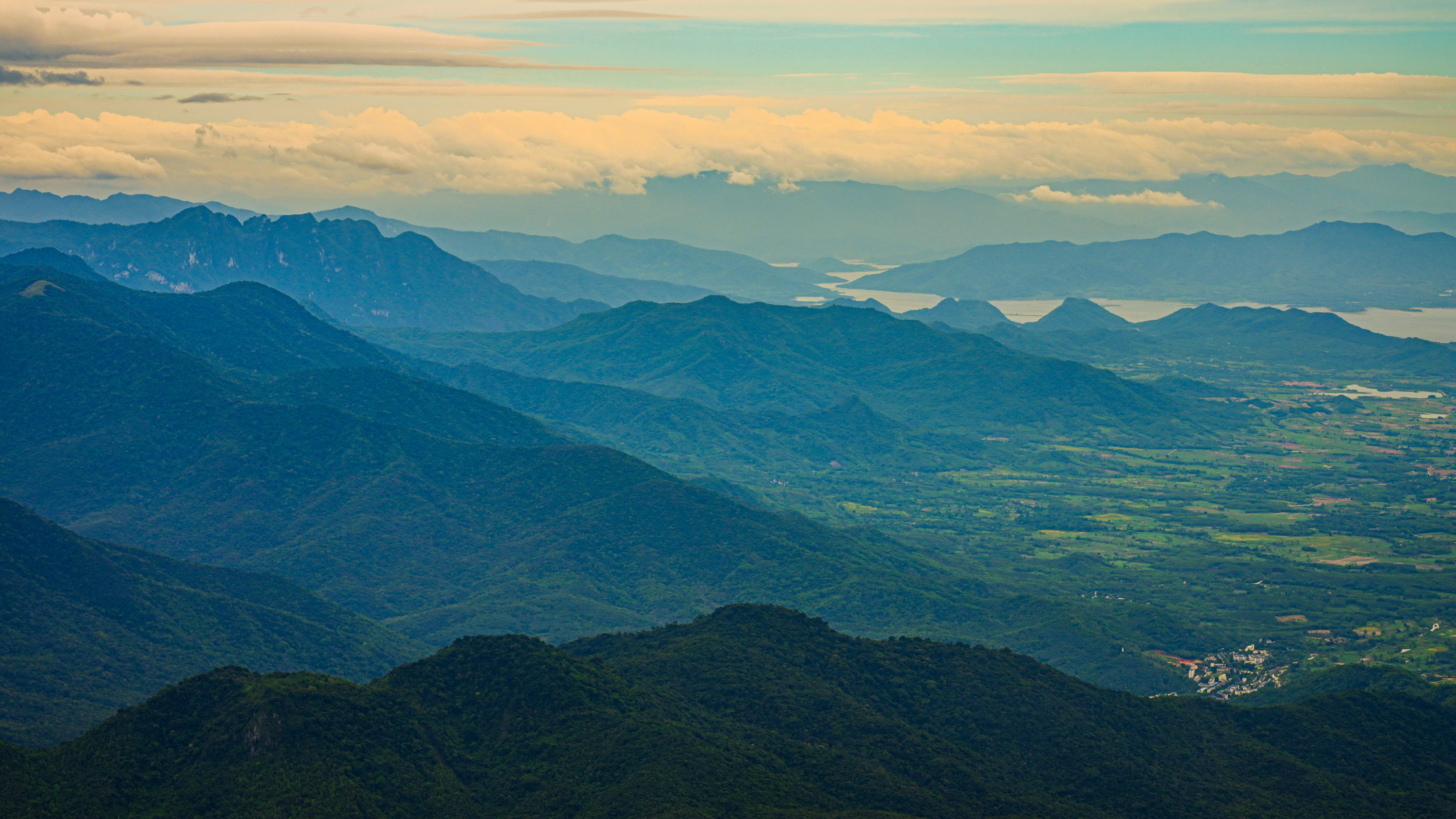 千米高空瞰海南国家热带雨林公园：霸王岭山脉美景