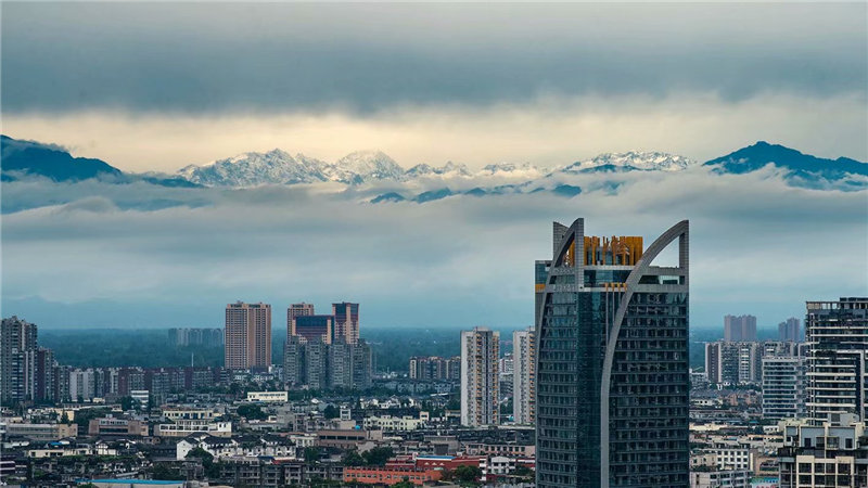 安逸幸福市民镜头里的成都蓝雪山白