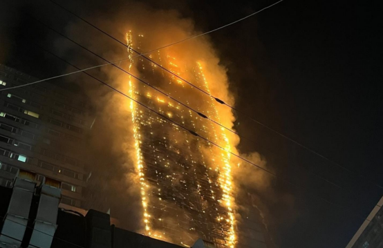 1月9日清晨，韩国釜山市一高层停车建筑着起大火。 图自韩媒