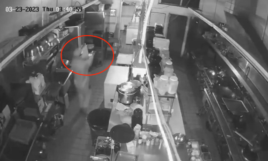 窃贼持枪进入餐厅（CBS视频截图）
