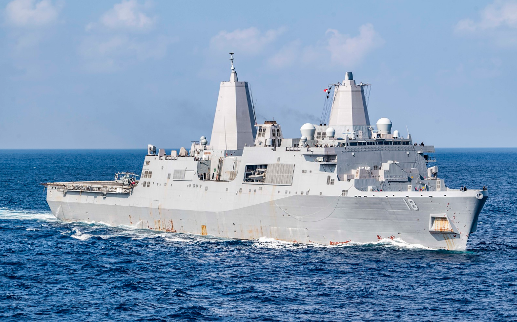 美国海军“新奥尔良”号两栖船坞运输舰在南海航行画面