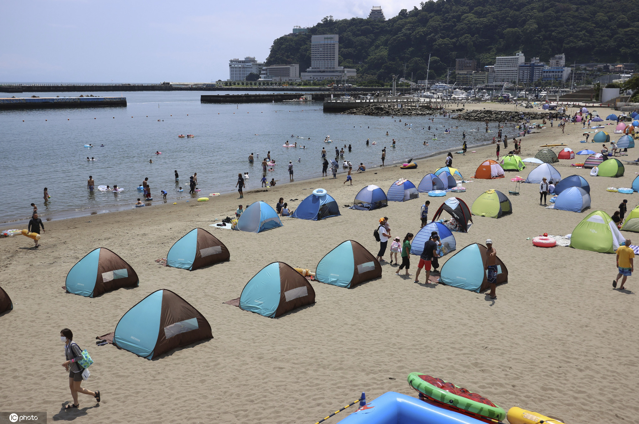 日本静冈夏季高温民众涌入海滩人山人海