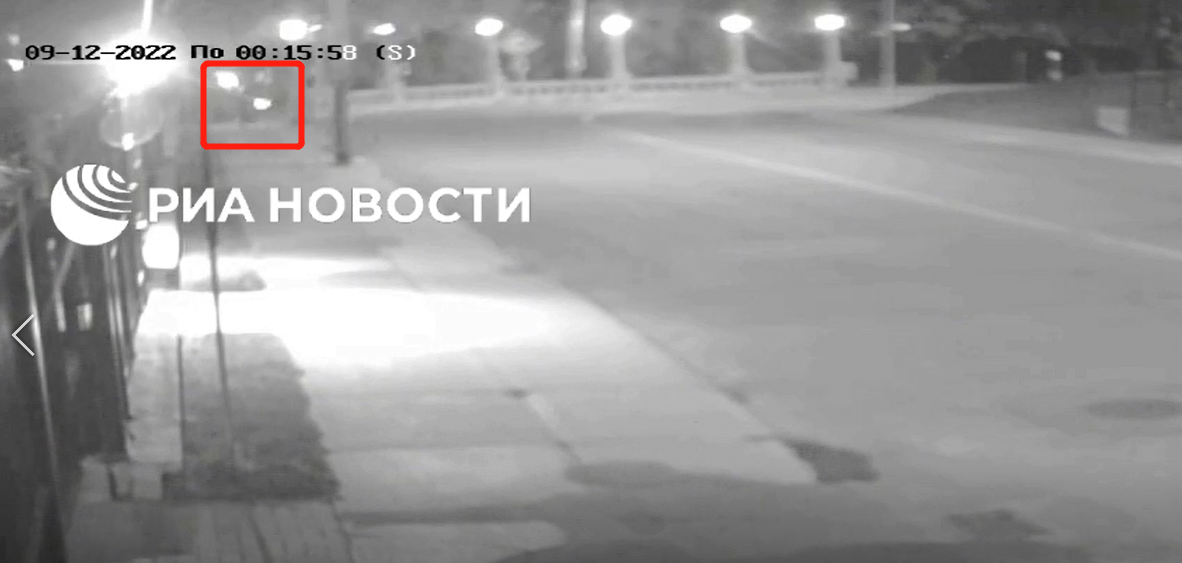 俄新社9月20日报道的视频显示，一名不明身份人员（已用红框标出）正在向俄罗斯驻加拿大使馆扔燃烧瓶。