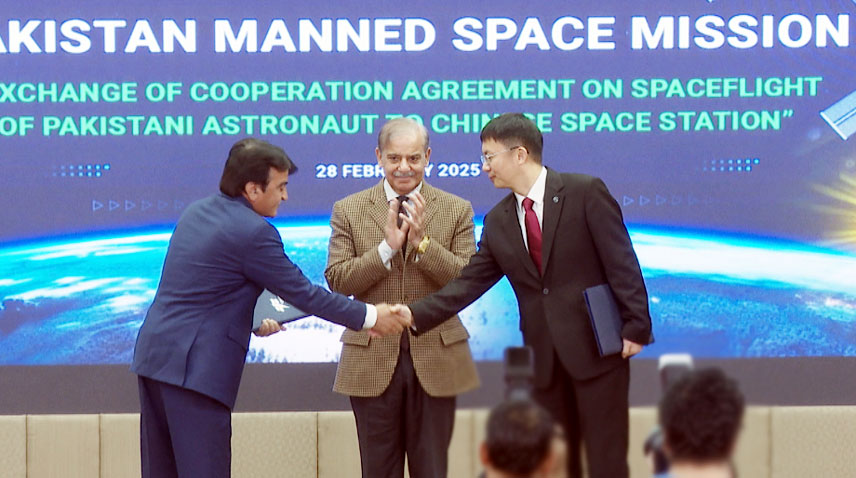 2月28日,在巴基斯坦总理夏巴兹·谢里夫(中)见证下,中国载人航天工程办公室副主任林西强(右)与巴基斯坦太空与高层大气研究委员会主席穆罕默德·优素福·汗交换协议。图源:巴媒