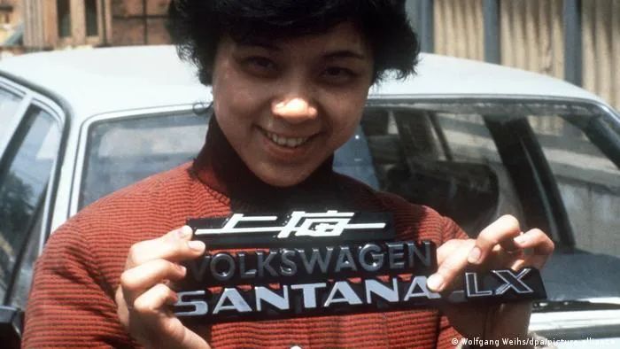 1982年，中国向大众购买100套桑塔纳散装料在上海汽车厂进行试装，第一台大众桑塔纳于1983年出厂。上海大众是中德合资汽车品牌，由上海汽车集团和德国奥迪股份公司共同拥有，被视为中德历史友好的象征。