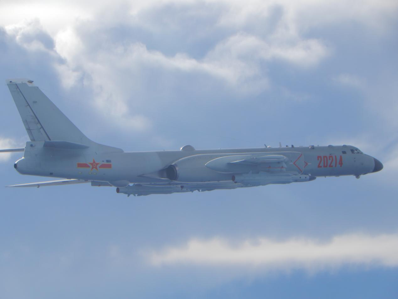 台防务部门发布的9月18日在台海出现的解放军轰-6轰炸机