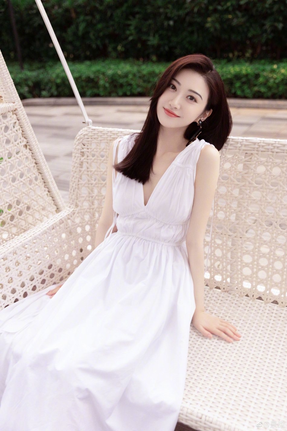 景甜花园写真夏日氛围满满一袭白色连衣裙清新优雅