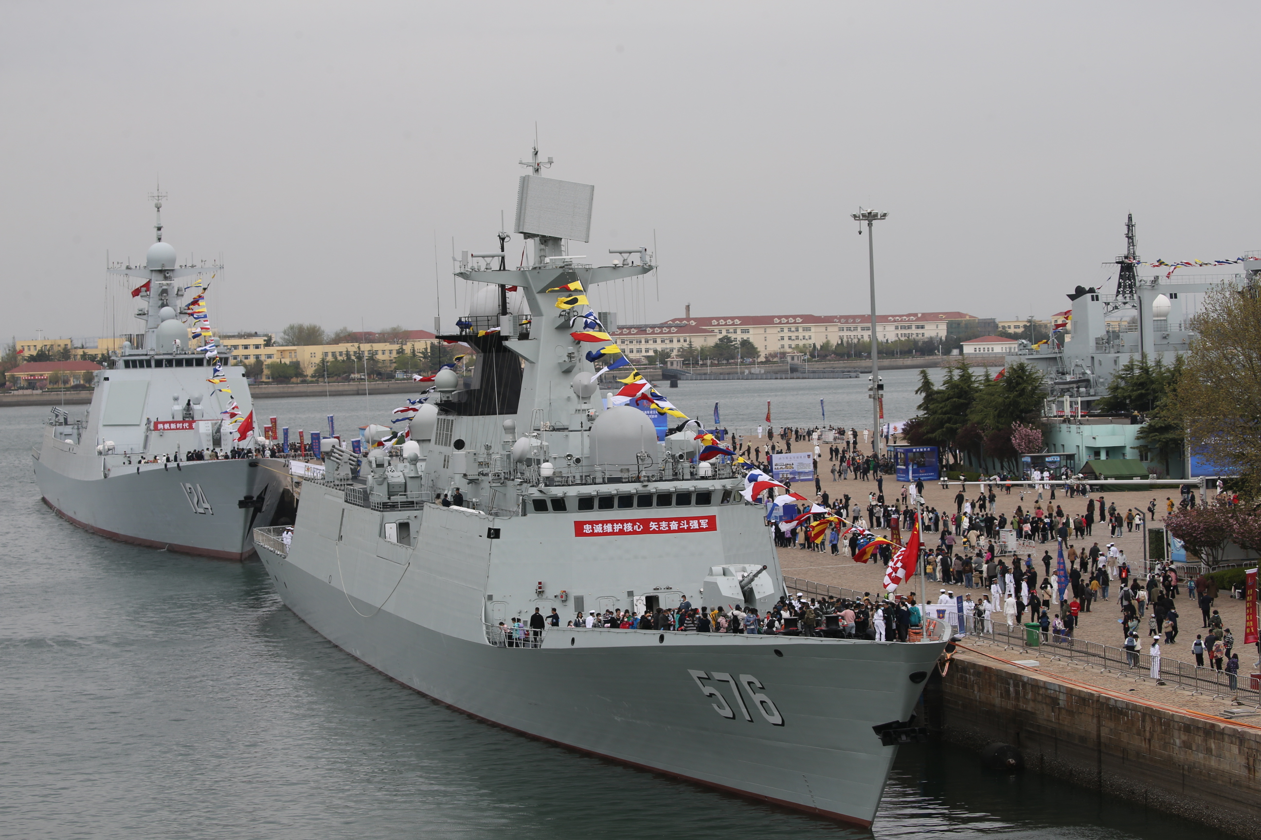 4月22日上午，市民在青岛港3号码头参观导弹驱逐舰开封舰、导弹护卫舰大庆舰等开放舰艇。（孙飞 摄）