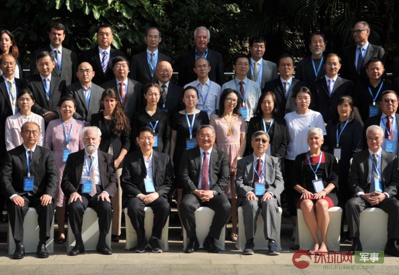 2019年10月16日上午，出席第十六届北京国际军控研讨会的专家、学者合影留念。  杨铁虎 摄