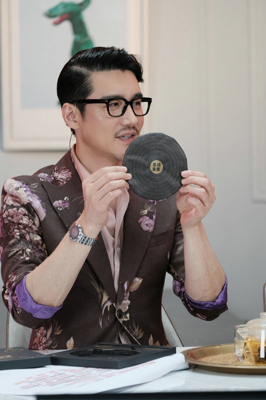 胡兵第五空间舱再度开舱20年前西装诠释绅士型格