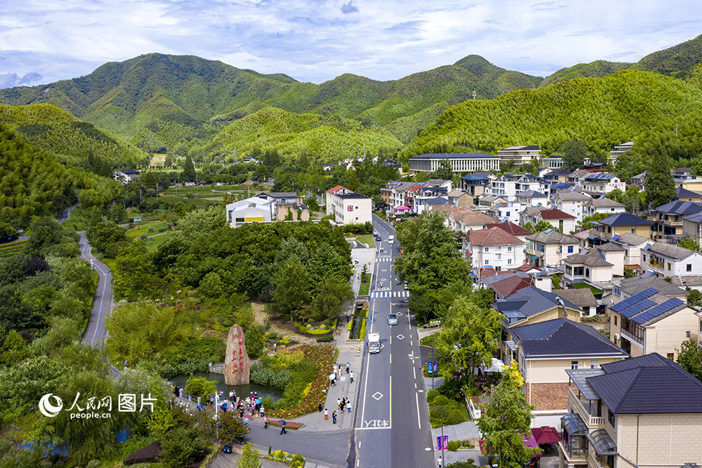 7月26日，空中俯瞰浙江湖州市安吉县天荒坪镇余村，群山苍翠，竹海绵绵，一座座农家住宅错落有致。人民网 章勇涛摄