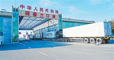 货车在珲春口岸排队通关。郎 鹏摄