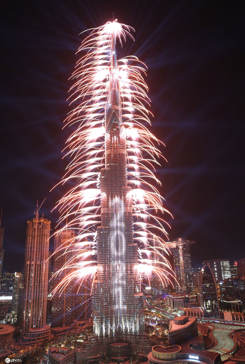 美爆了!迪拜哈利法塔举行跨年烟花灯光秀