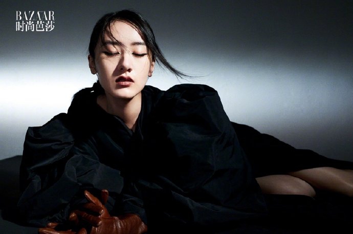 袁冰妍最新时尚大片曝光 穿黑色西装秀绝美大长腿