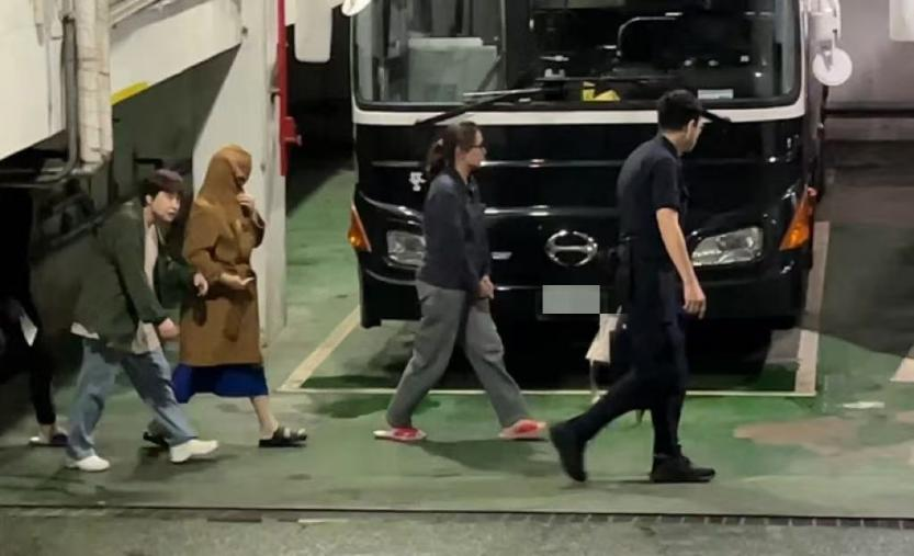 台湾“满堂红”火锅店老板蔡闵如（左二）凌晨被法院裁定羁押。图源：台湾联合新闻网