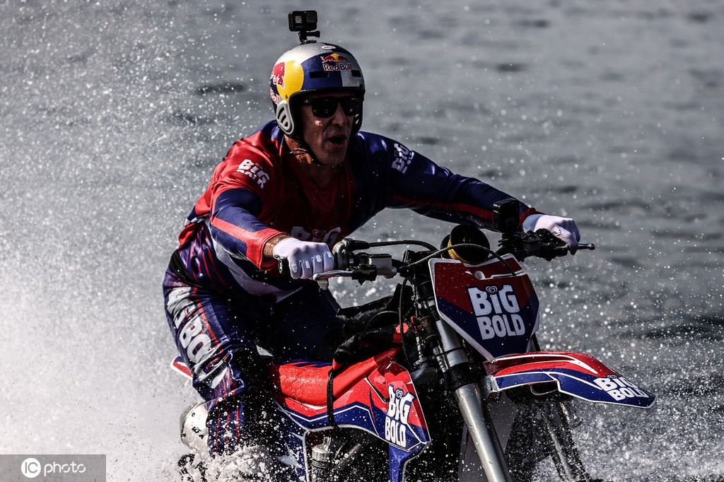 水中驰骋世界著名车手骑摩托车穿越博斯普鲁斯海峡