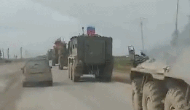 美俄两军的装甲车行驶在同一条公路上