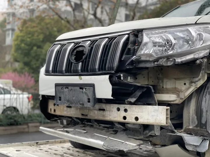 丰田的车标都不见了。