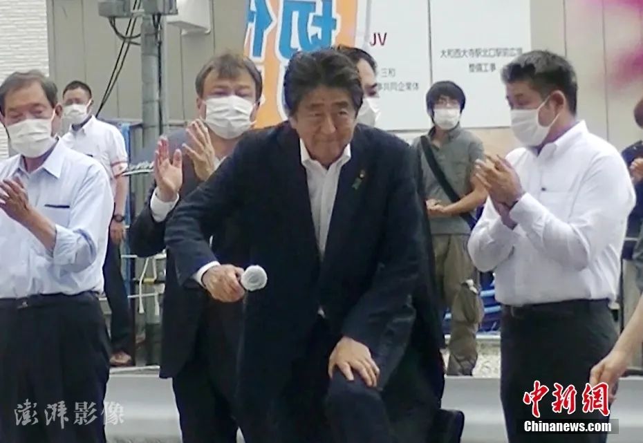 当地时间7月8日，日本前首相安倍在奈良市进行演讲时遭到枪击。图为嫌疑人山上彻也当时在其右后方埋伏。