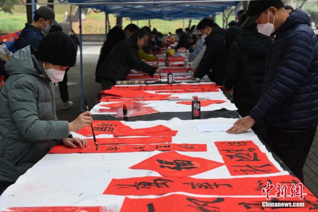 图为西南大学内现场写福字和春联。中新社记者 周毅 摄