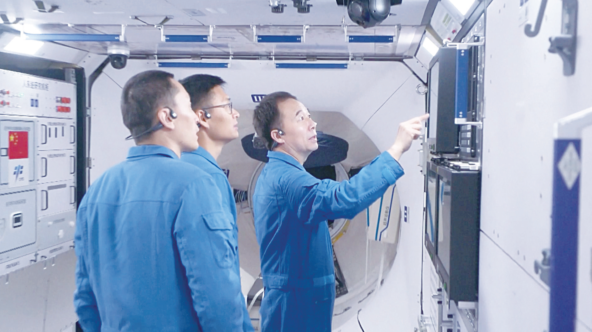 乘组三名航天员景海鹏(右一),朱杨柱(左一)和桂海潮日常训练的资料图