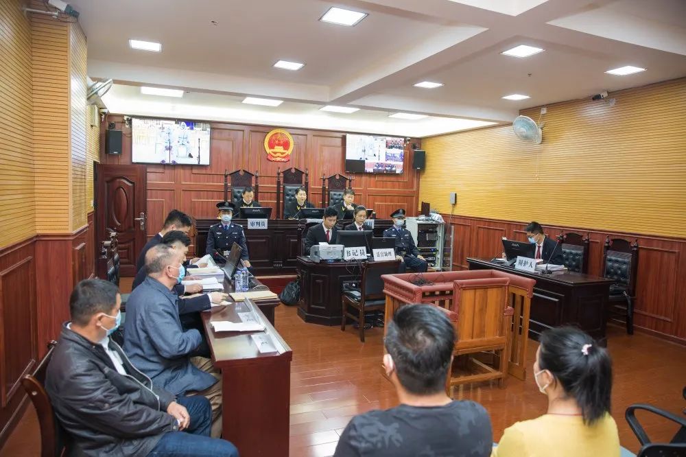 因情感纠纷男子奶茶店内持刀伤人致1死1伤,广西梧州中院开庭审理