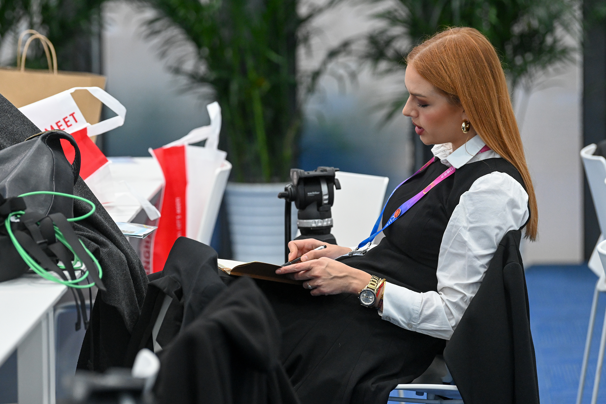 中外媒体记者在新闻中心聚焦第六届进博会开幕式。