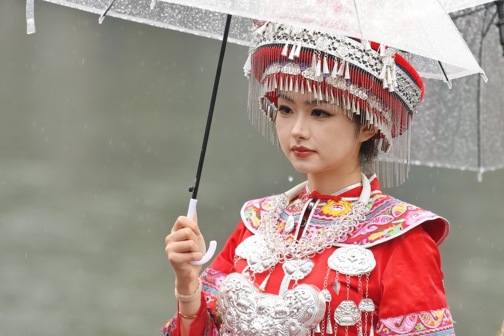 11月10日,2023年中国·凤凰第九届苗族银饰服饰文化节在湖南省湘西