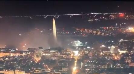 浓烟窜上华盛顿纪念碑。推特视频截图
