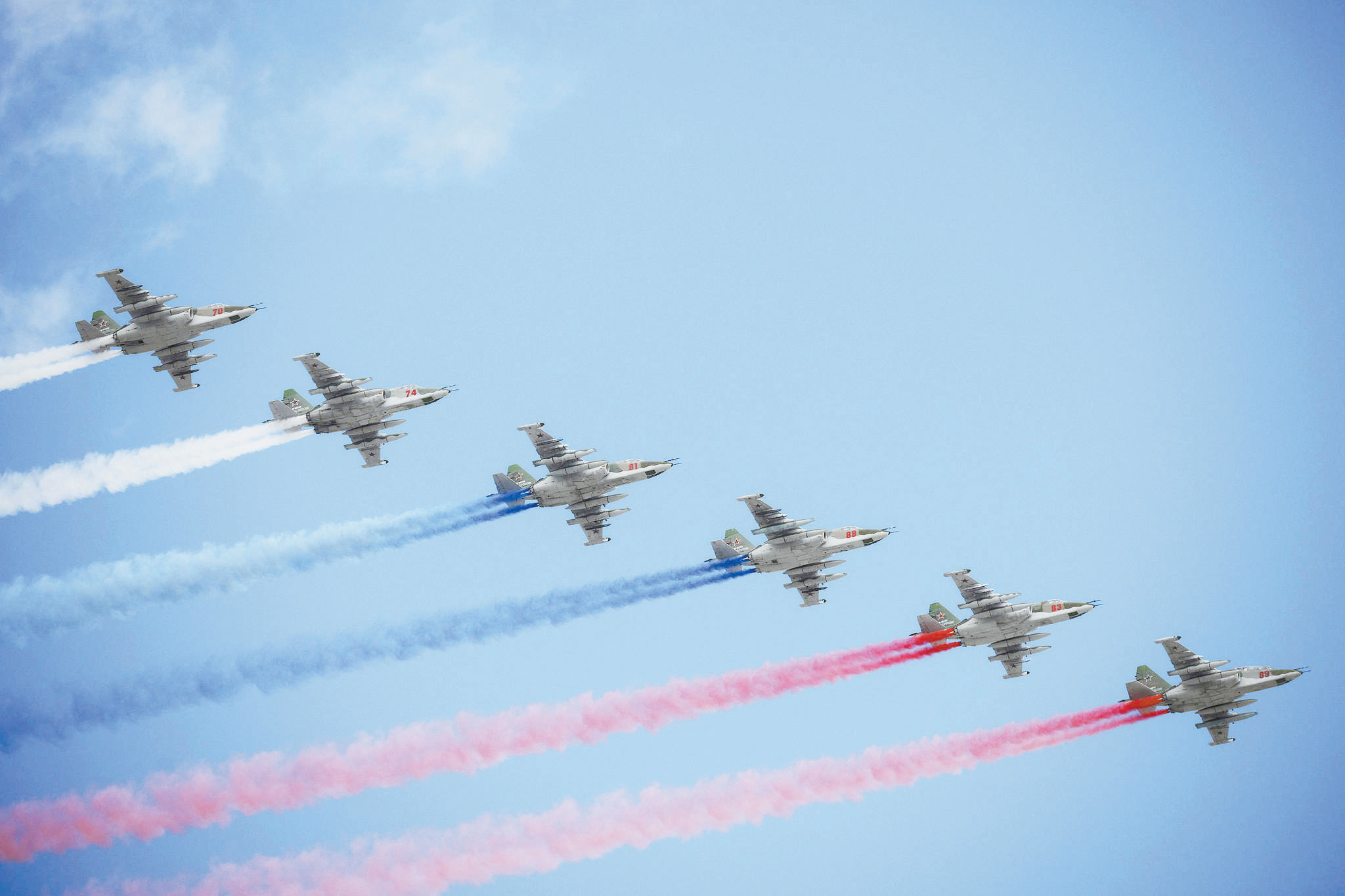 9日,6架战斗机拉着三色彩烟通过红场。(视觉中国)