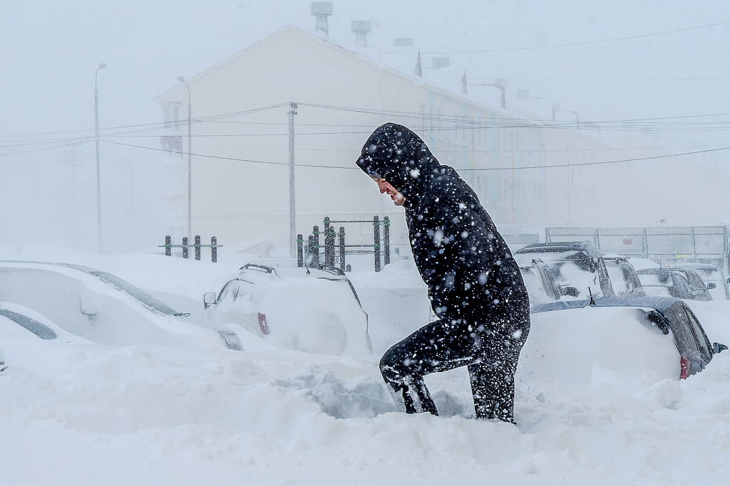 俄罗斯萨哈林岛迎来暴风雪天气民众刨雪找车
