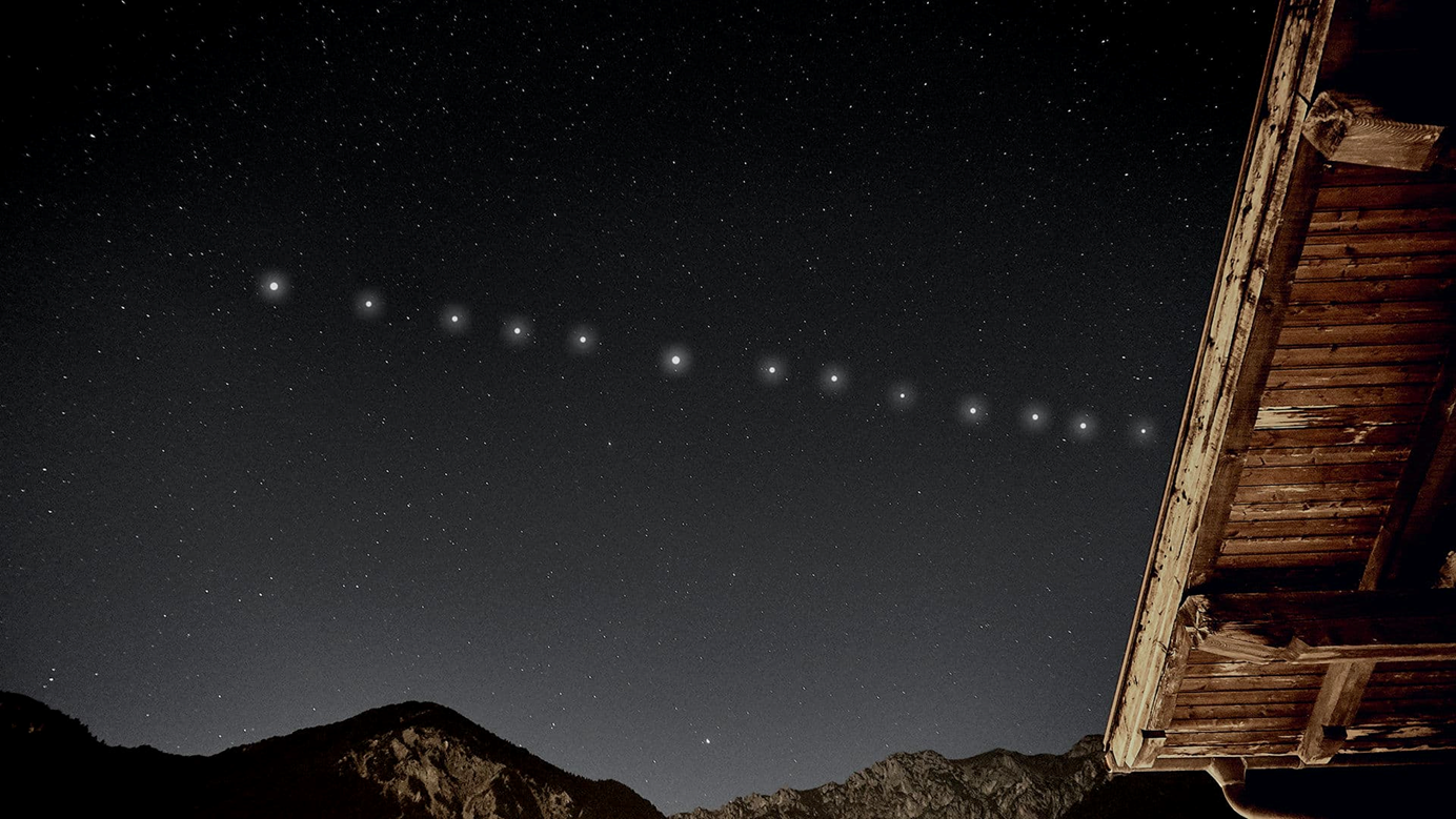 夜空中的“星链”卫星 图源：外媒