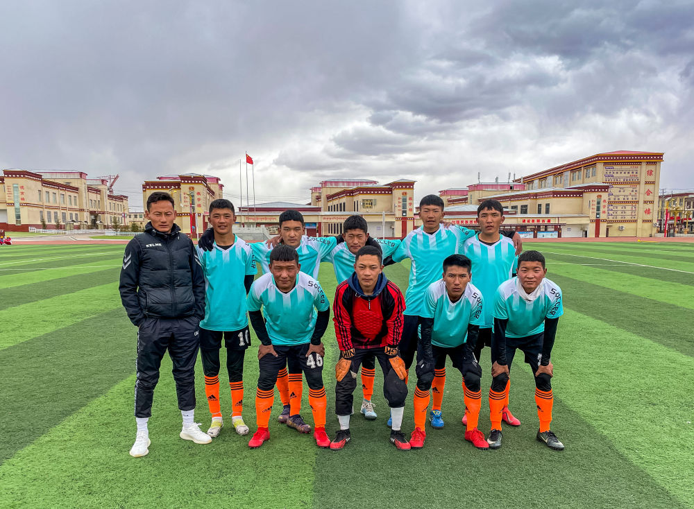 在获得西藏那曲市第五届u15校园足球联赛冠军后,嘉黎县中学的孩子们和